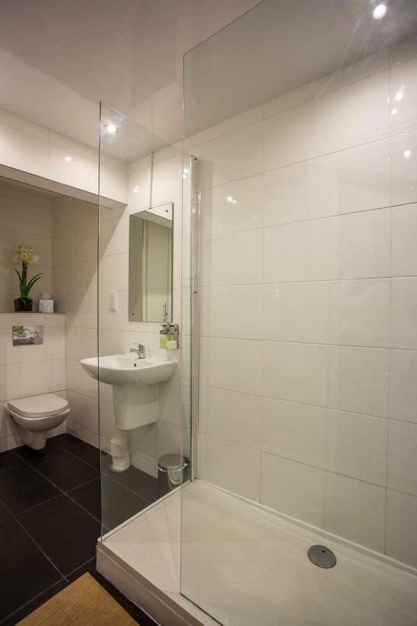 Most Central Luxury Apartment - Sleeps 4 & Free Parking! เชสเตอร์ ภายนอก รูปภาพ